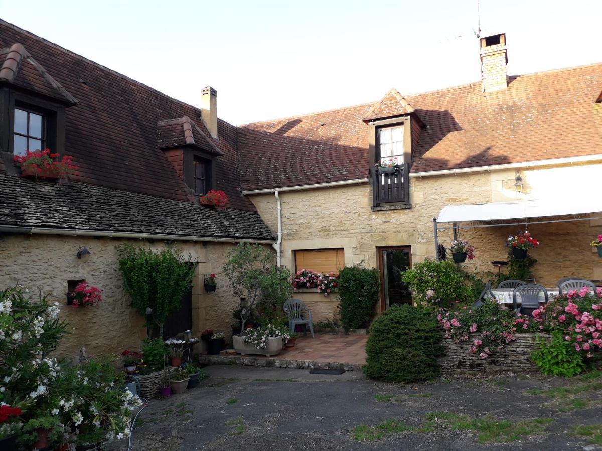 Halte Aux Places Marcillac-Saint-Quentin Exterior foto