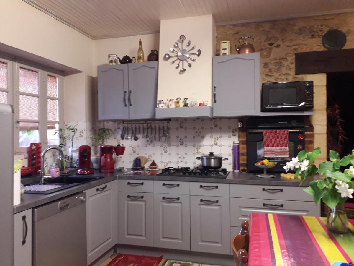Halte Aux Places Marcillac-Saint-Quentin Exterior foto